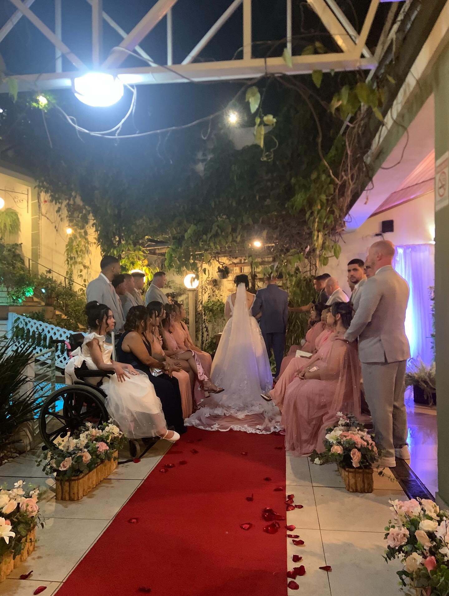 Cerimônia de casamento no jardim, sob as plantas