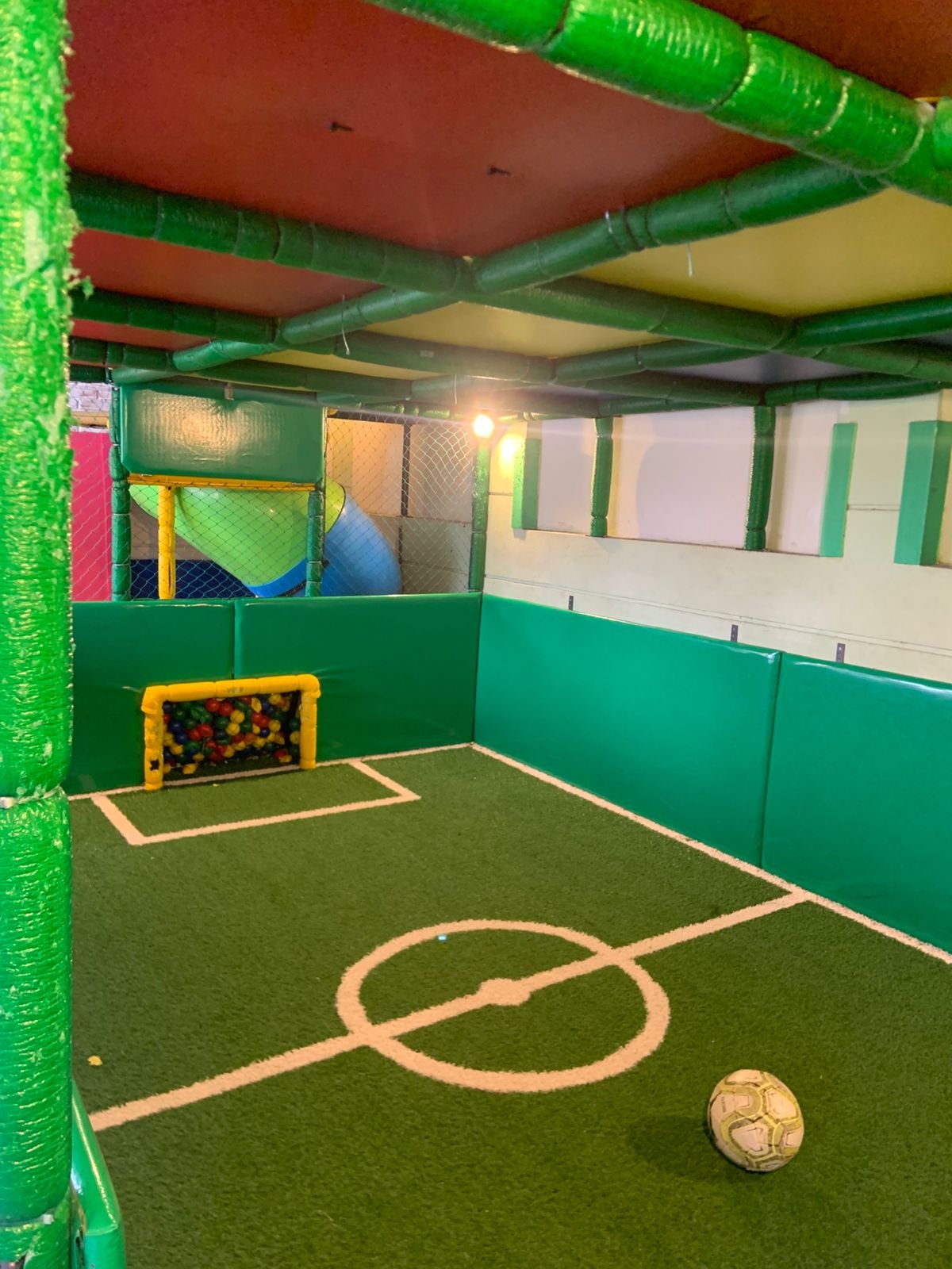 Campinho de futebol com grama sintética