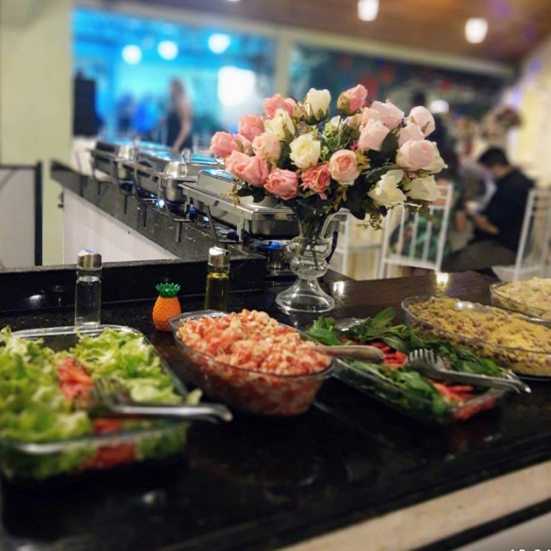 Mesa do buffet com saladas e pratos quentes